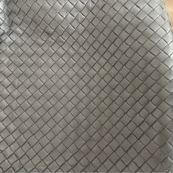 Bottega Veneta Medium Shoulder Bag Like New - Picture 9 of 12